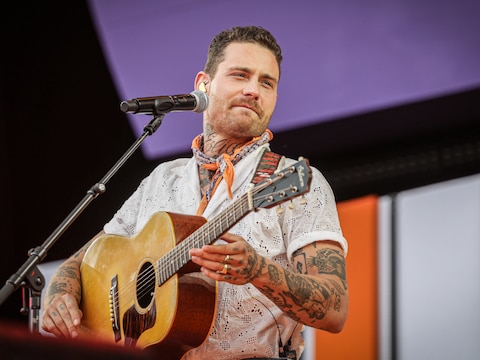 Douwe Bob bij eerste optreden sinds bedreigingen: ‘Genoeg drama, liefde ...