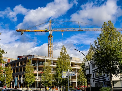 Man klimt met een wel heel opmerkelijke reden hijskraan in Almelo in