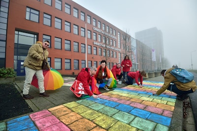 Demonstranten krijten regenboogvlag voor Driestar vanwege conservatief congres: ‘Iedereen mag er zij