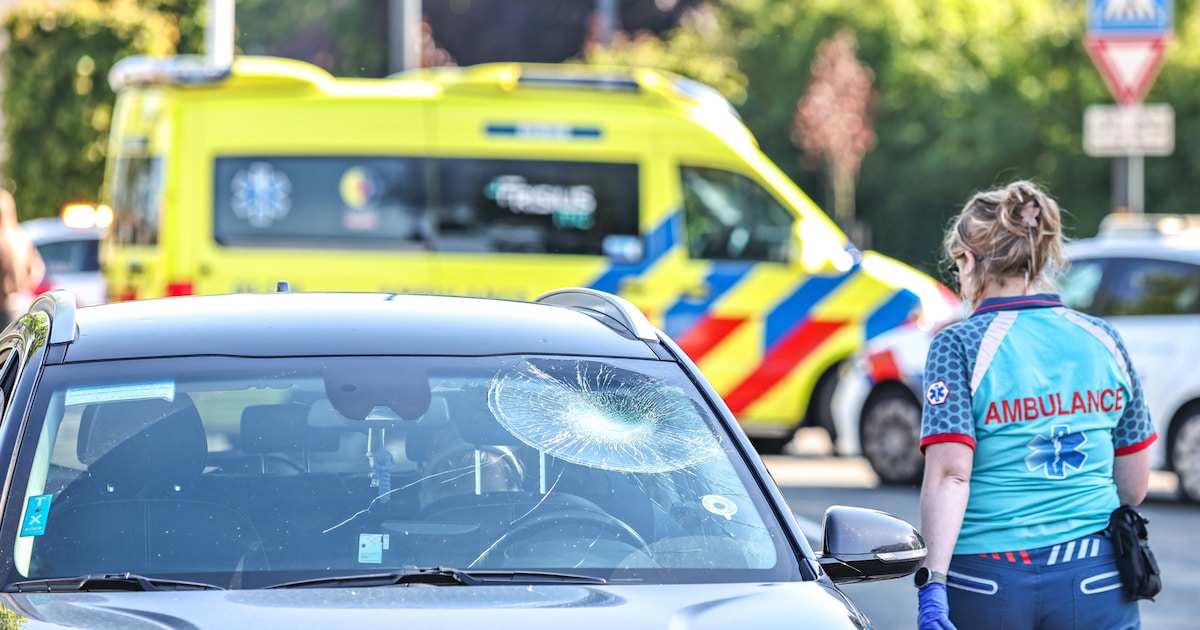 Fietser botst op auto aan Splitting in Drachten