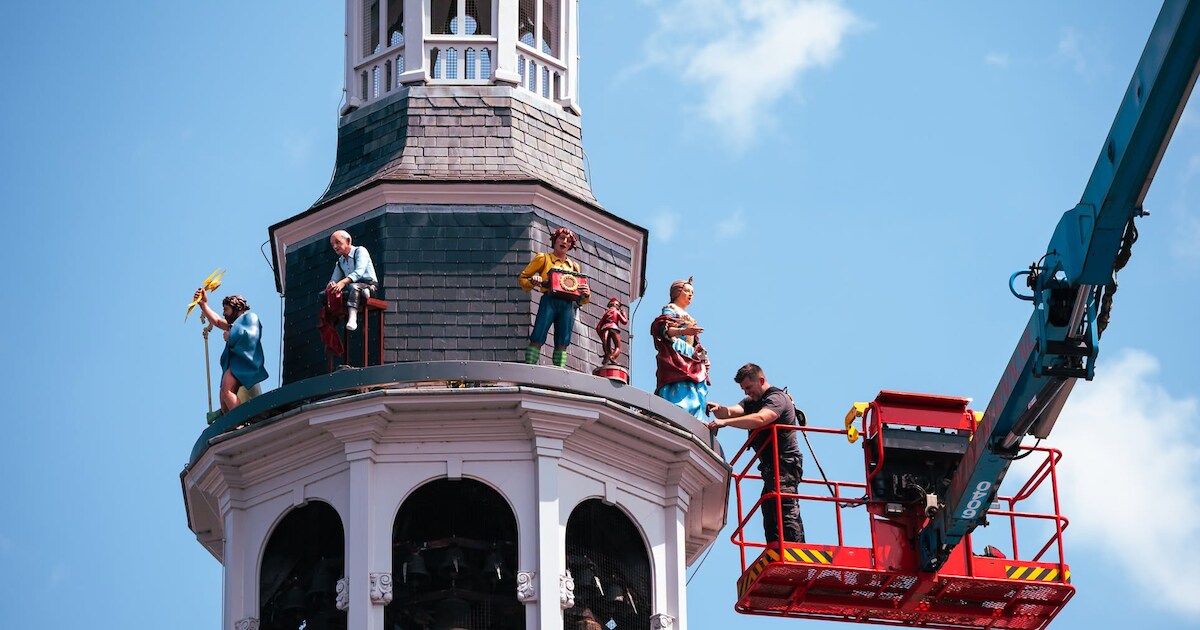 Beelden op carillon stadhuis Roermond zijn terug na opknapbeurt