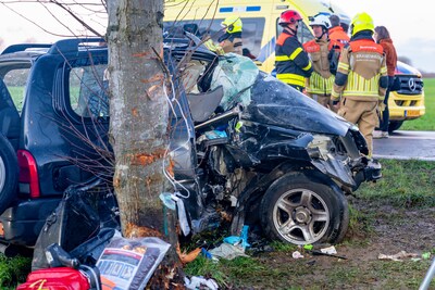 Auto rijdt van gladde weg af in Almkerk, beknelde bijrijdster (17) raakt zwaargewond