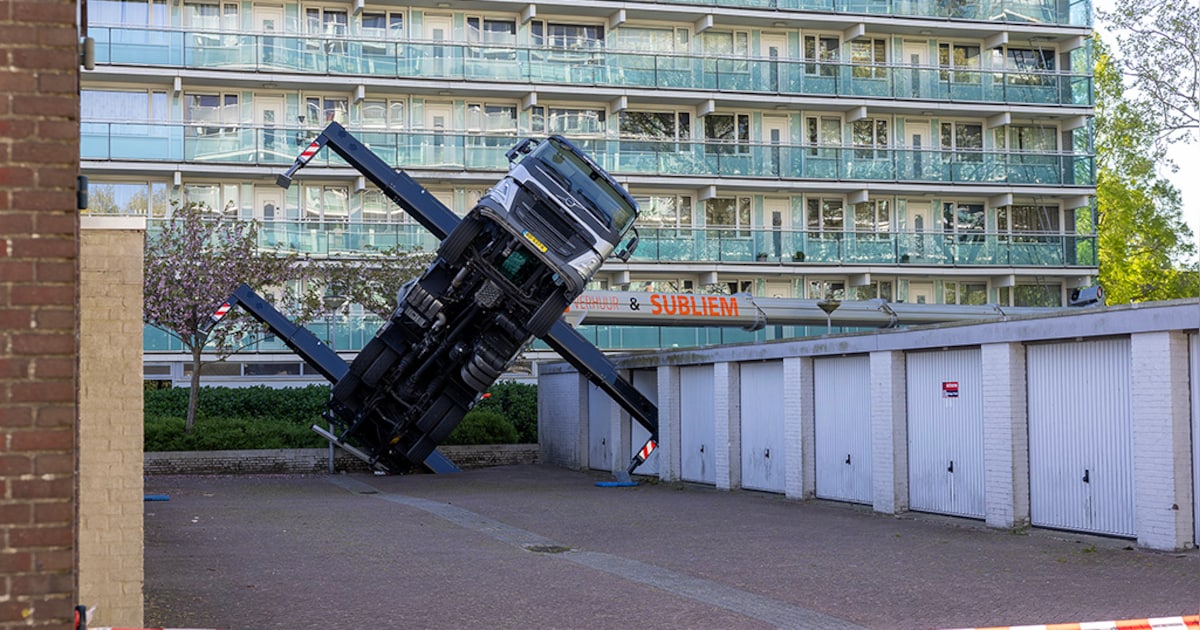 Twee glazenwassers gewond nadat hoogwerker door de grond zakt in Uithoorn