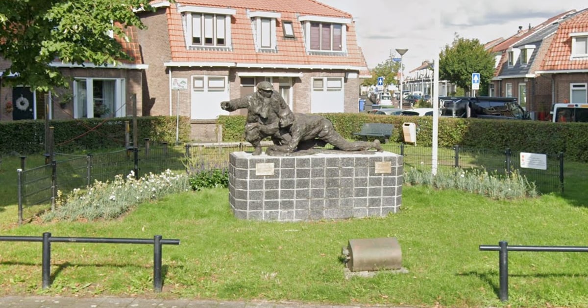 Kinderen leggen krans bij Crossline monument in Sliedrecht tijdens adoptieoverdracht