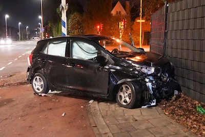 Twee auto’s botsen op kruising in Helmond: een van de auto’s rijdt door en laat andere bestuurster g