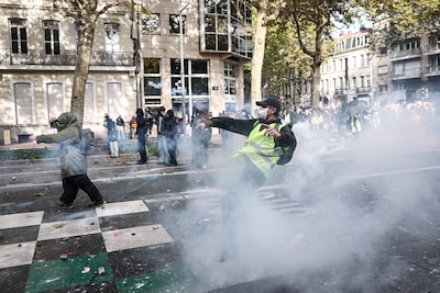 Politie zet traangas in bij protesten in Parijs terwijl demonstraties in heel Frankrijk escaleren