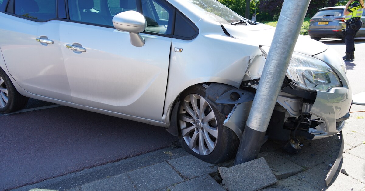 Auto ramt lantaarnpaal langs Noordervoert in Hoogkarspel
