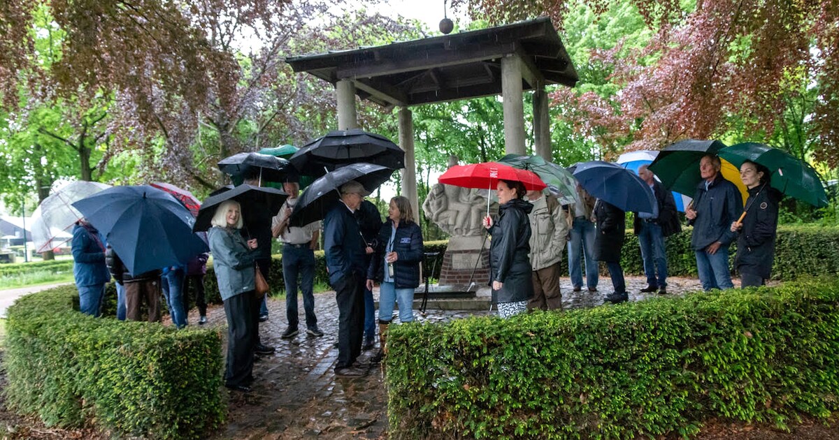 Herdenking met de nodige paraplu’s in Overloon en serenade in Oeffelt