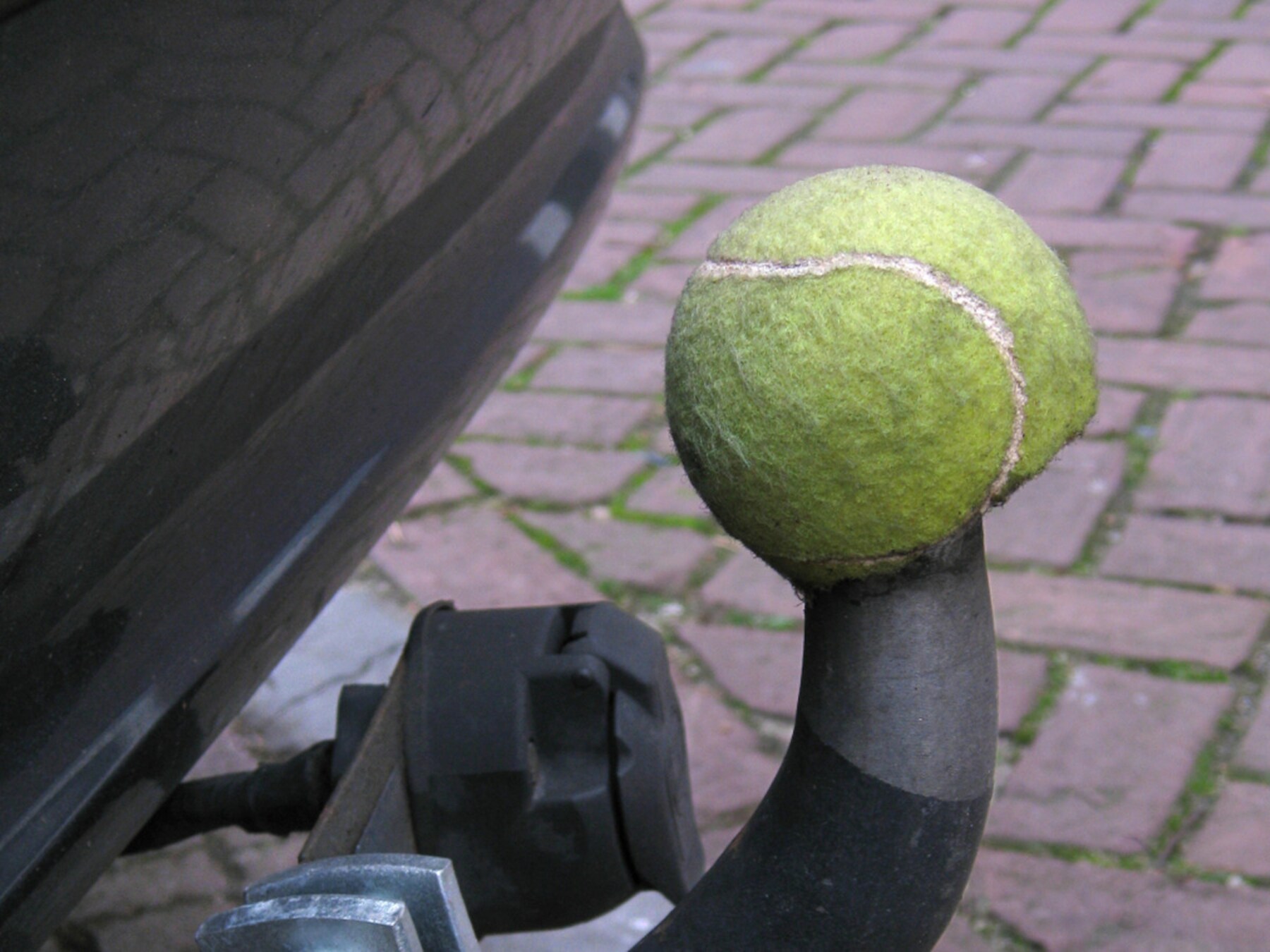 Waarom er tennisballen op trekhaakkogels zitten