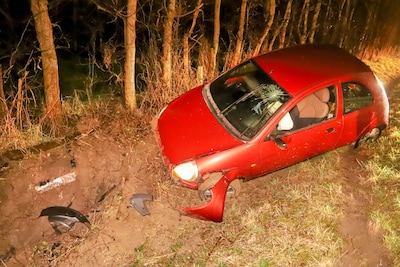 Auto belandt in greppel naast de N834 bij Tiel