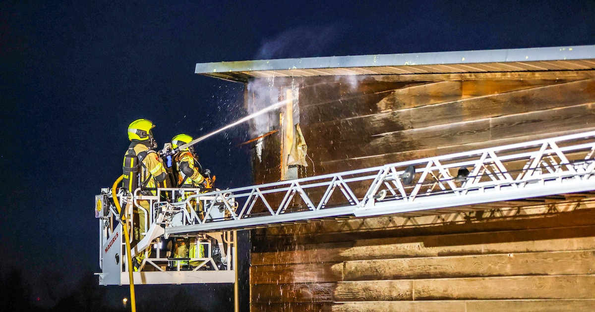 Brand in een gebouw op Lekdijk-West in Bergambacht