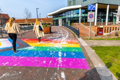 Regenboogpad Deventer voor derde keer in drie weken beklad, gemeente doet aangifte