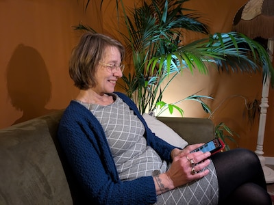 Dorine (59) uit Twello las dit jaar bijna 50 artikelen per dag in de Stentor-app: ‘Beter dan TikTok’