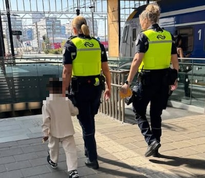 Knul (3) stapt per ongeluk op de trein in Rotterdam en reist moederziel alleen naar Eindhoven