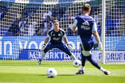 Mika Godts haakt vlak voor aftrap af bij Ajax, Ter Stegen debuteert tegen PEC