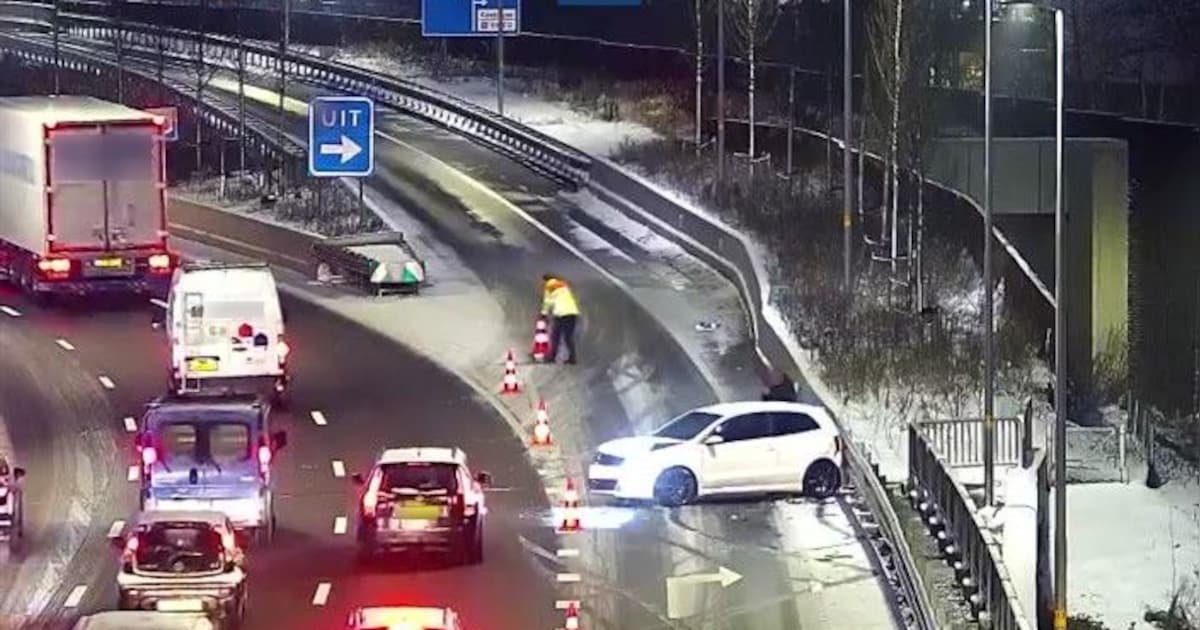 Auto glijdt tegen vangrail op de N7 bij Groningen, afrit tijdelijk afgesloten