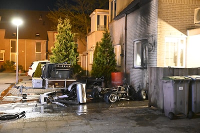 Jesper (26) schrikt wakker van ‘regen’, maar ziet metershoge vlammen naast zijn huis in Almelo: poli