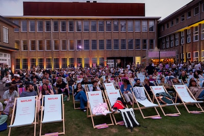 Chillend en relaxed onderuit genieten van de buitenfilm bij Natlab