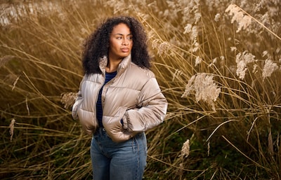 Zuellen (28) werd slachtoffer van sextortion, nu dj’t ze in volle zalen: ‘Laat mijn leven door niema