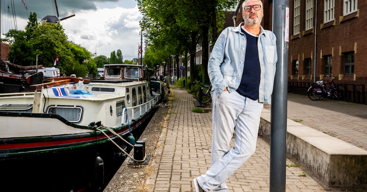 Theaterproducent John zwaar gedupeerd door instorten opslagloods: ‘Geluk dat er geen gewonden zijn’