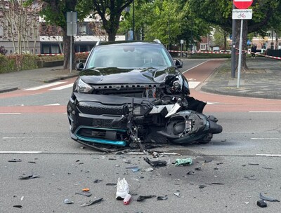 Roekeloos rijgedrag eindigt in zware crash: 18-jarige scooterrijder vliegt meters door de lucht
