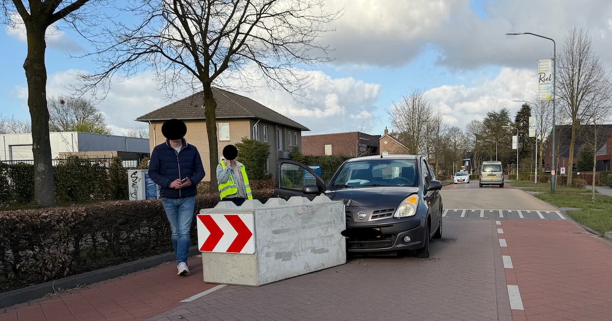 Auto botst nu al op betonblok in Riel: gemeente plaatst borden ter ...