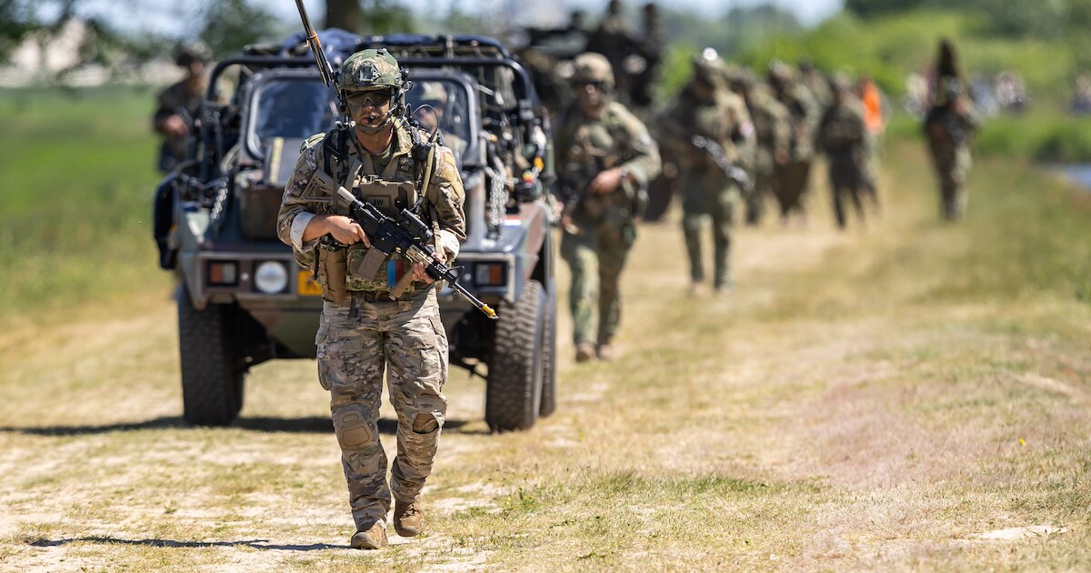 Militaire oefening in Eijsden-Margraten met voertuigen