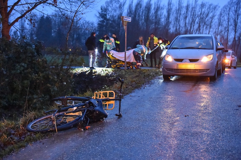 Een fietster is in botsing gekomen met een personenauto.