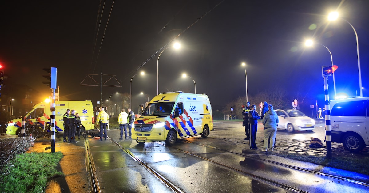 Fietser zwaargewond bij aanrijding met tram in Nootdorp