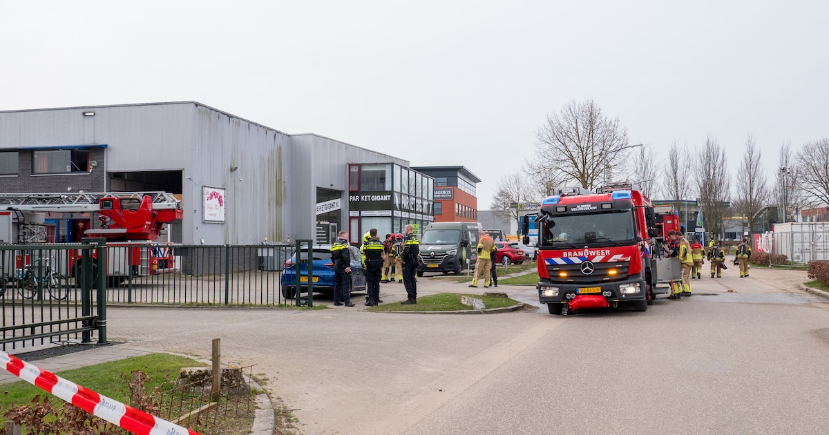 Brand in massagesalon Almere, pand vol rook