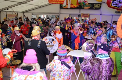 Volkszanger Jan Biggel op podium bij het frühshoppen van de Boemelburcht in Zevenaar