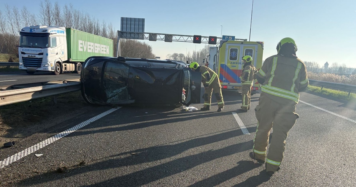 A15 dicht na botsing bij Hardinxveld-Giessendam, bestuurder bevrijd