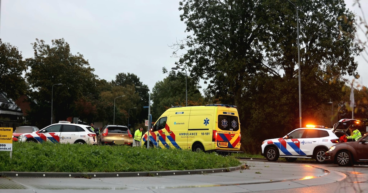 Fietser gecontroleerd door ambulancepersoneel na aanrijding met auto in Zuid-Scharwoude
