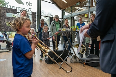 Bibliotheek met muziekinstrumenten in Oosterbeek