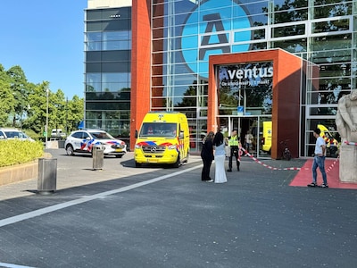 Gewonde bij steekpartij voor ingang van school in Apeldoorn