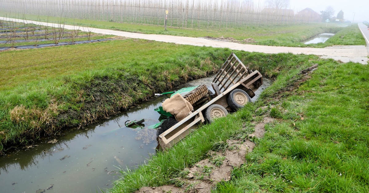Aanhanger in de sloot na botsing tussen bus en auto in Lienden
