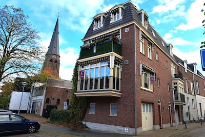 Gespot op Funda: vanuit de erker kun je zwaaien naar alle voorbijgangers