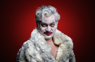 Satirisch commentaar op gevestigde orde in anti-opera