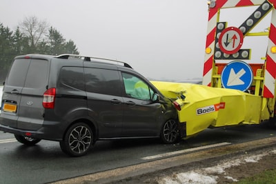 Bestelbus botst op botsabsorber op N310 bij Harskamp