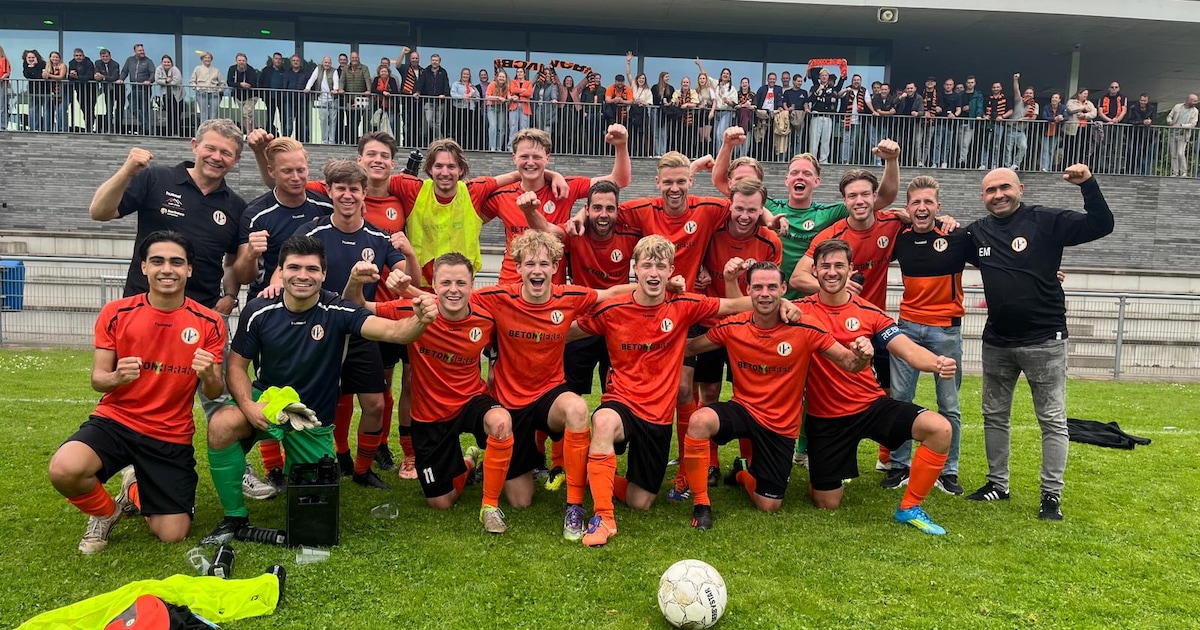 Dorpsclub viert lijfsbehoud met poolparty, trainer Ercument zwaait met goed gevoel af: ‘Moeilijk om 