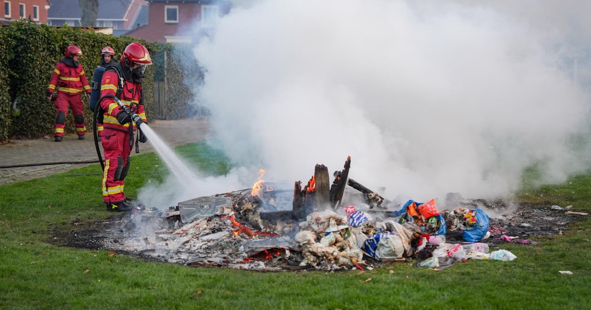 Brandende berg afval langs Koninginnelaan in Stadkanaal door brandweer geblusd