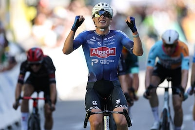 Jasper Philipsen heeft na goede lead-out van Mathieu van der Poel zijn etappezege binnen