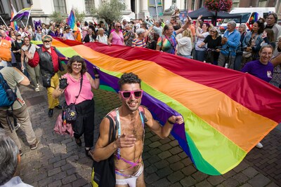 Dordtenaren lopen door stad voor pride: ‘Wat klasgenoten er over zeggen, boeit me steeds minder’