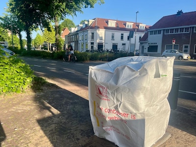 Tada! Dit zat er onder de witte zakken verspreid in Utrecht