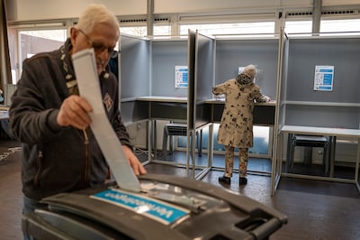 LIVE Verkiezingen 2026 | Voorlopige opkomstcijfers druppelen binnen, bijzonder duo houdt stembureau 