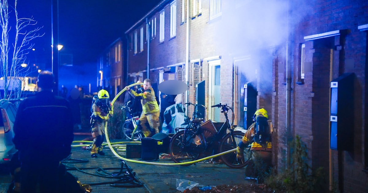 Bewoner raakt gewond bij woningbrand in Waalwijk, omliggende woningen tijdelijk ontruimd