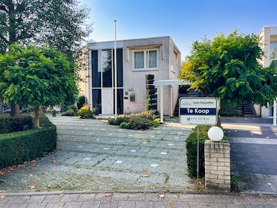 Deze dijkwoning in Alphen met een vraagprijs van 945.000 euro lijkt op een bungalow