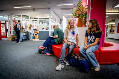 Op deze middelbare school mogen leerlingen geen trainingspak aan: ‘Houden de straatcultuur buiten school’