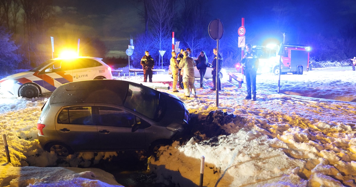Auto belandt in sloot in Zoetermeer