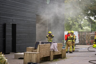 Brand in Rotterdams bedrijfspand na vlam vattende zaagmachine